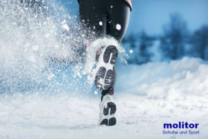 Laufen im Winter - Läuferin im Schnee